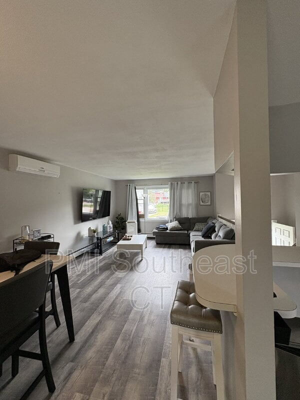 Foto del edificio - 223 Seneca Dr