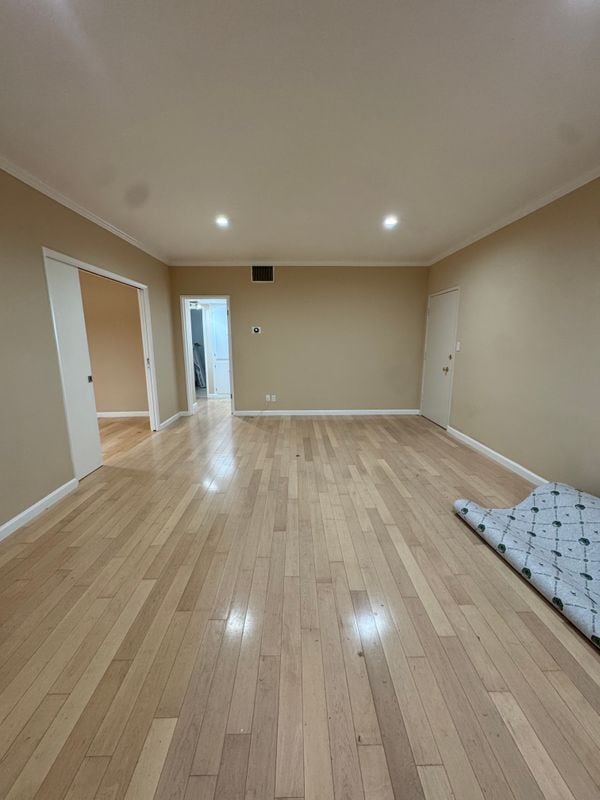 Building Photo - 8550 Holloway Dr