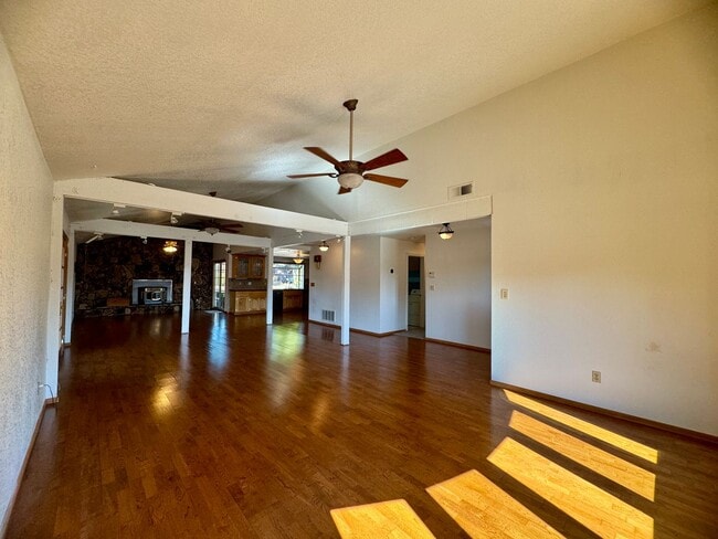 Building Photo - 2555 Westridge Dr