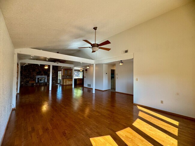 Foto del edificio - 2555 Westridge Dr