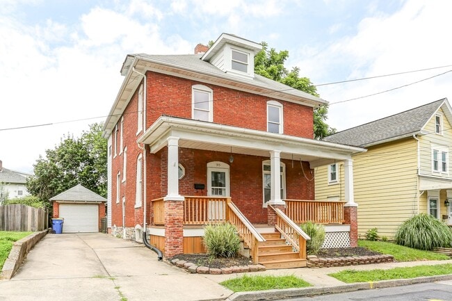 Foto del edificio - Four bedroom, two bathroom home
