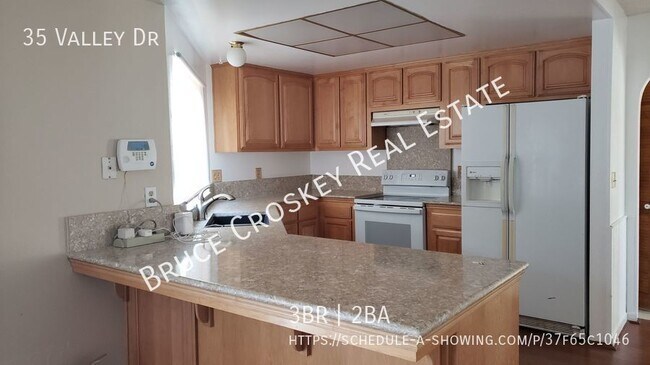 Building Photo - Move-in ready! Spacious home, close to par...