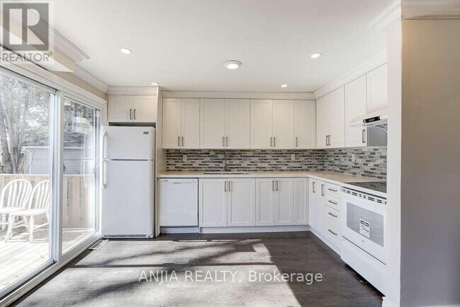 Building Photo - 23 Riveredge Dr