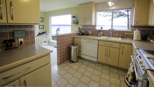 Building Photo - 12637 Shorewood Dr SW