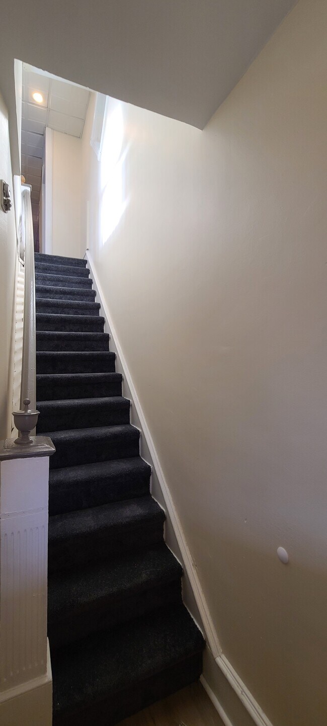 Escaleras al apartamento del segundo piso - 204 Cadwalader Ave