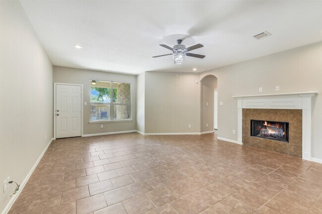 Foto del edificio - 12635 Lakeshore Dr