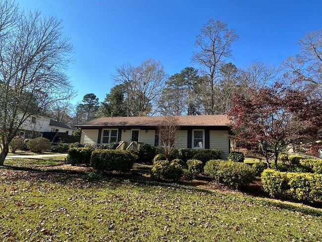 Foto del edificio - Adorable 3-Bedroom Home in the Heart of Cary with an Amazing Outdoor Space + Fenced Backyard!