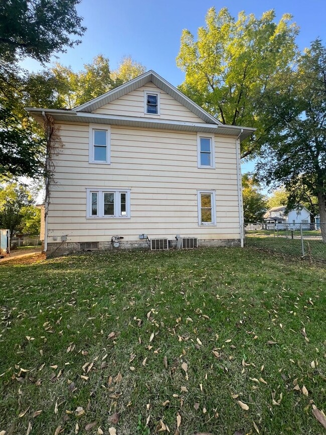 Building Photo - Spacious 4 Bedroom House