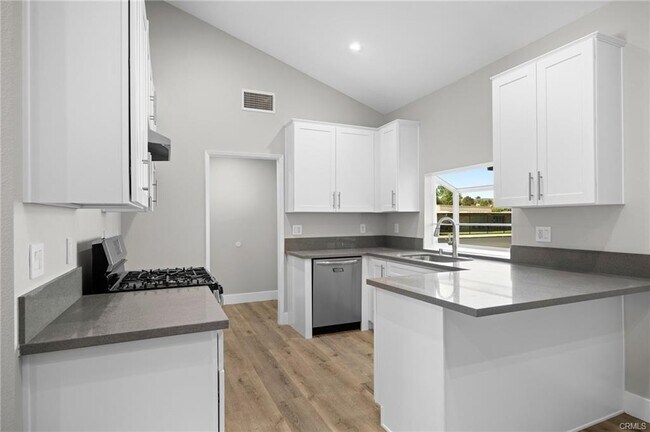 Foto del edificio - 22570 Los Tigres Dr