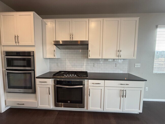 Foto del edificio - Modern 4-Bedroom Home Backing to Open Space