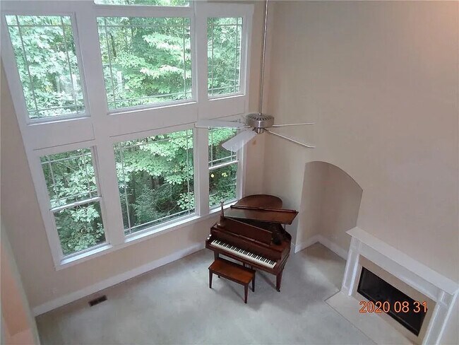 Building Photo - Room in House on Creekview Ridge Dr NE