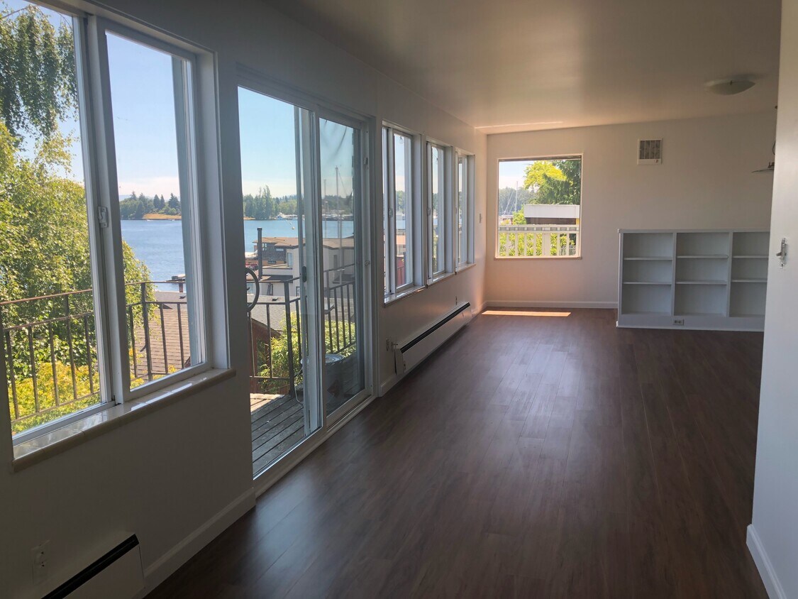 Primary Photo - 3136 Portage Bay Plz E