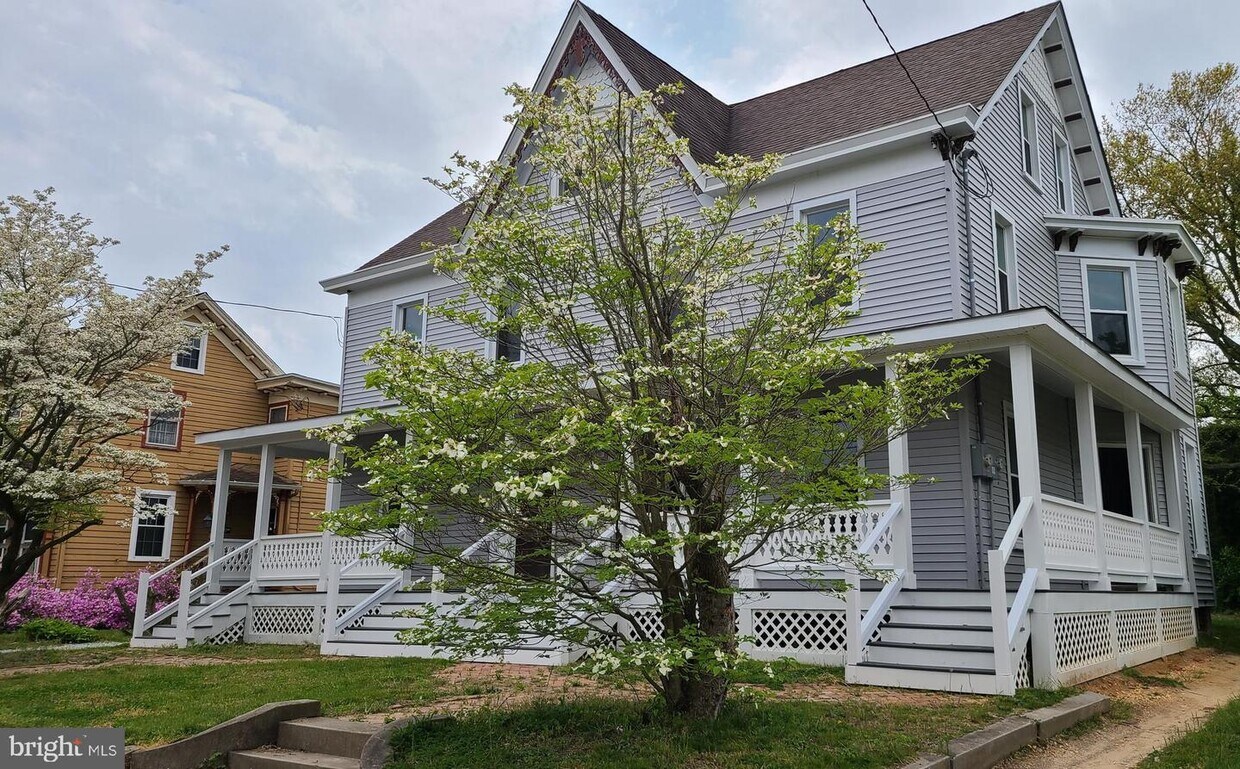 Building Photo - 216 S Main St
