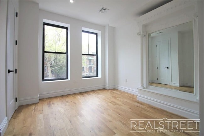 Building Photo - Charming Brand New 2.5 Bed 2 Bath with Ter...