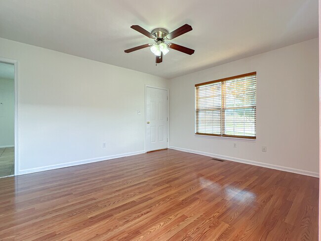 Sala de estar desde la entrada lateral - 1451 N Delphine Ave