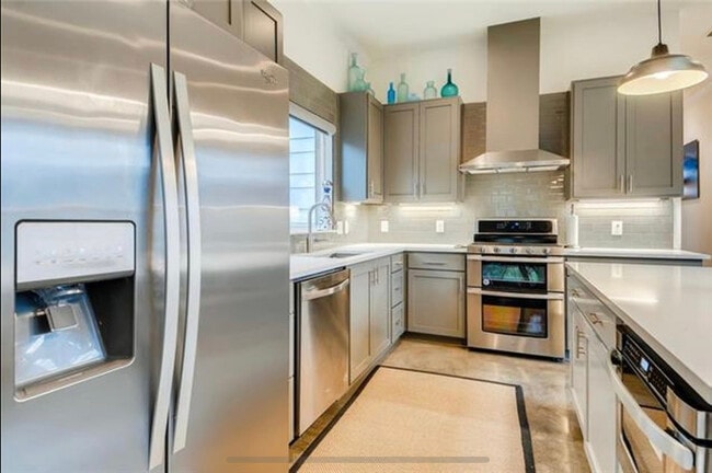 Kitchen with SS appliance, customize cabinets - 2611 Diaz St