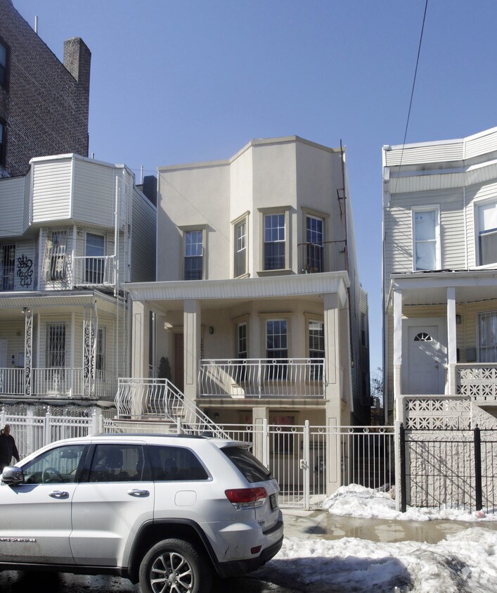 Building Photo - 1237 Saint Lawrence St