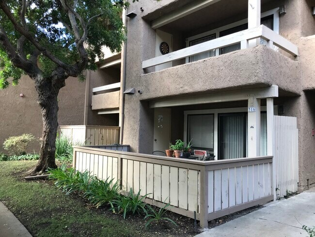 Patio delantero - 21372 Brookhurst St