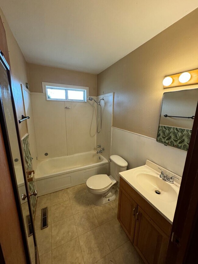 Building Photo - Charming Brick Duplex in Union City!