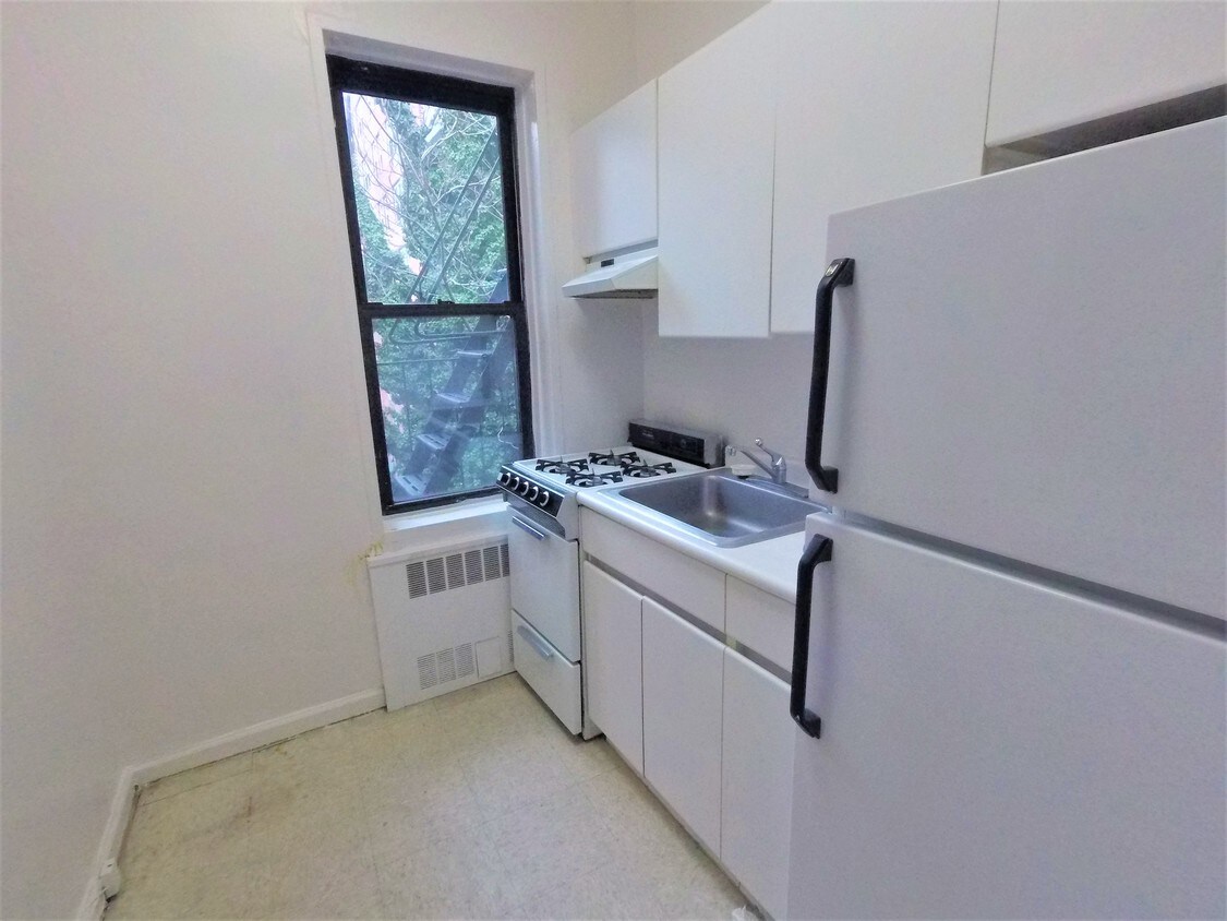 Foto principal - 404 E 75th St