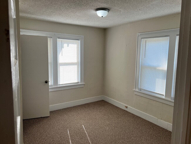 Building Photo - 217 N 127th St E