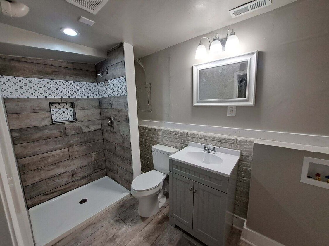 Foto principal - Charming 4 bedroom / 2 bath home waiting f...
