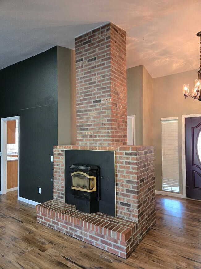 Foto del edificio - Charming 3BD/2BA Home in Quiet Cul-De-Sac with Solar & Included Landscaping