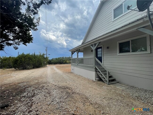 Building Photo - 542 Lonesome