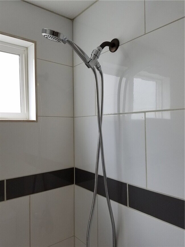 Foto del edificio - 706 W 104th Pl