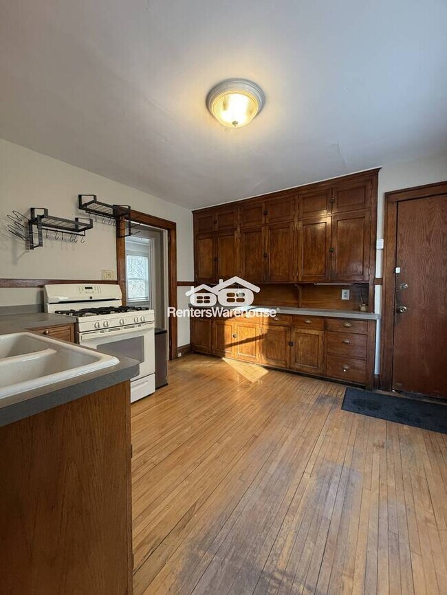Building Photo - Available Now Spacious 1 bedroom 1 bath lower unit in Columbia Heights