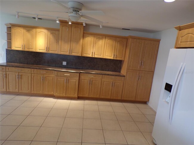 Foto del edificio - 2437 Greenland Ct