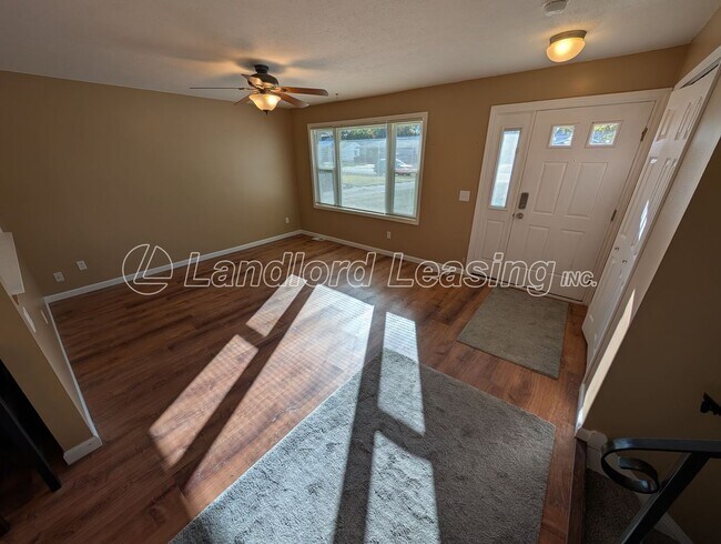 Foto del edificio - Beautiful 4-Bedroom Split-Level Home with ...