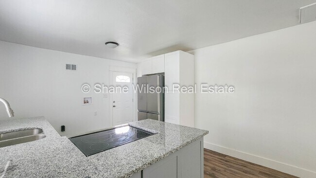 Building Photo - Take a look at this little gem. 2 BR / 1 B...