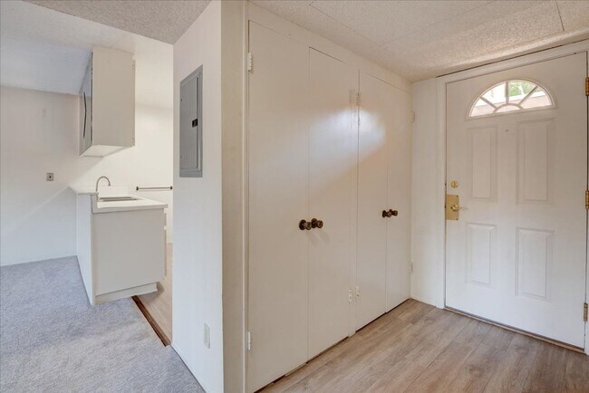 Foto del edificio - Fantastic 1 Bedroom Condo in Point Loma!!