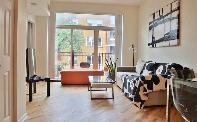 Foto del edificio - 908 N Damen Ave