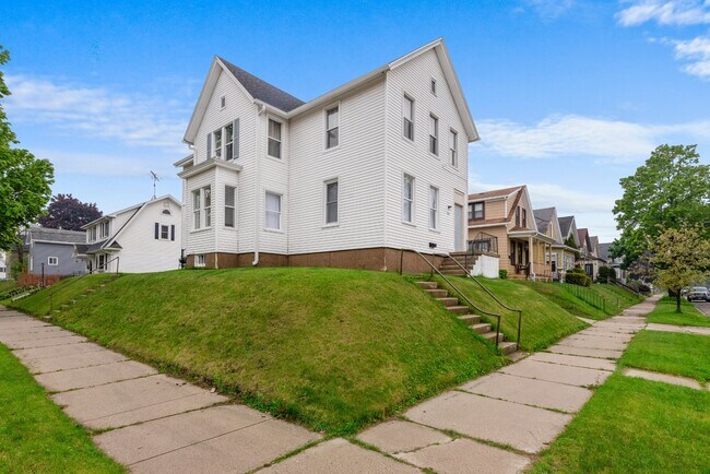 Building Photo - 903 High Ave