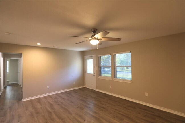 Building Photo - 2677 Greenhurst Dr