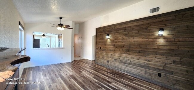 Building Photo - Beautiful & Unique 3 Bed 2 Bath Home w/Cus...