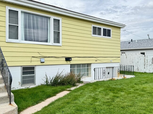 Building Photo - 1 BEDROOM, 1 BATHROOM, GARDEN LEVEL APARTM...