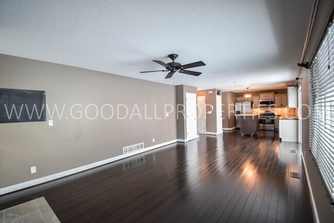 Building Photo - 4 Bedroom 3 Bath Home 3 Car Garage in Waukee
