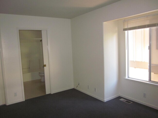 Building Photo - 147 Hunolt St