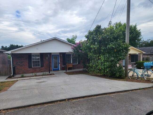 Foto del edificio - Knoxville 37938 - 3 bed 2 bath home  - call Tom Parry 865-607-3649