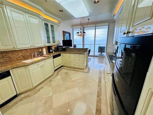 Foto del edificio - 6001 N Ocean Dr