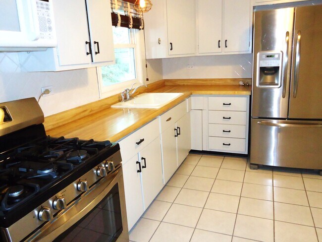 Foto del edificio - 680 White Pine Rd
