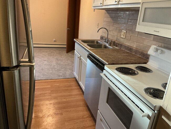 Foto del edificio - Spacious 2BR/1.5BA 2nd Floor Apartment in Brown Deer – Heat & Hot Water Included, Pool & Undergro...