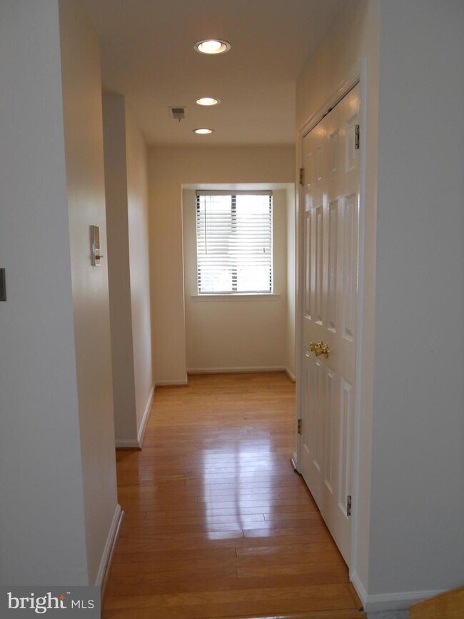 Building Photo - 1009 Mountainview Dr