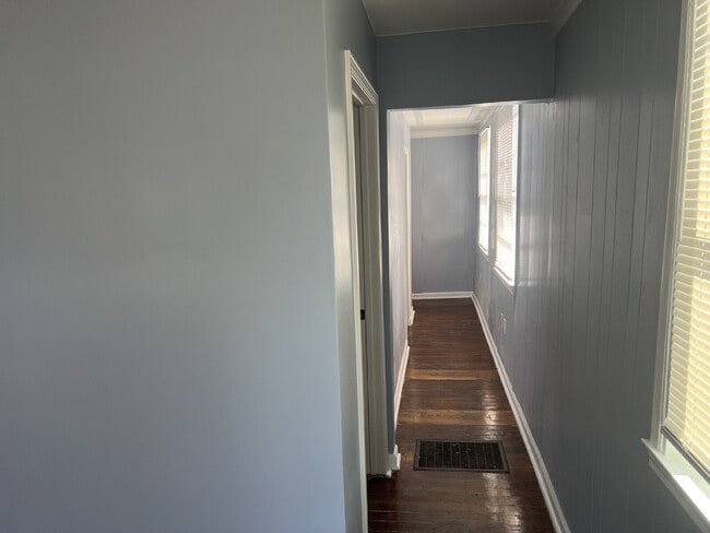 Building Photo - Charming 2 Bedroom Cottage Near King Mill ...
