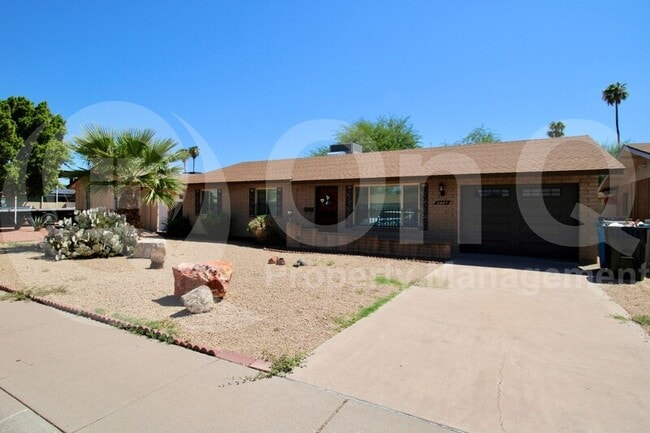 Building Photo - 2407 W Laurel Ln