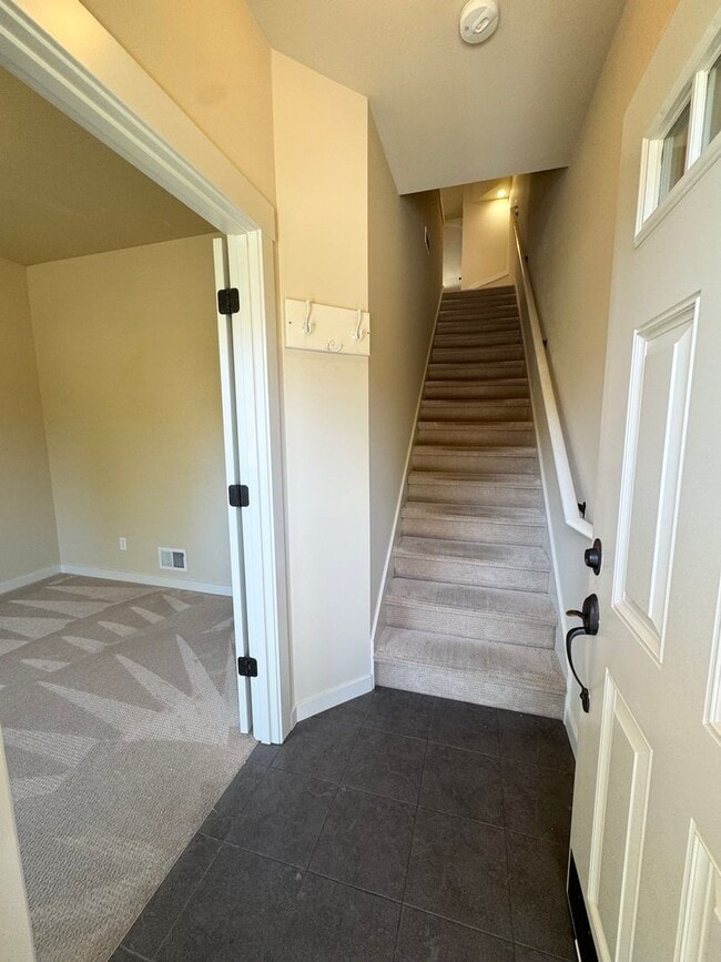 Building Photo - Spacious 2 bedroom 2 1/2 bath Plus Den  to...