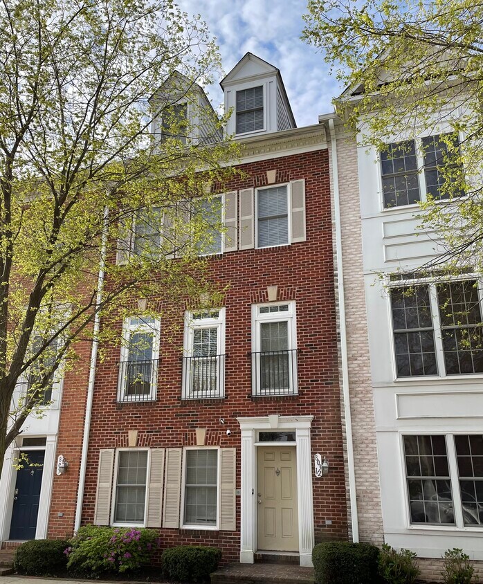 Primary Photo - 803 McHenry St